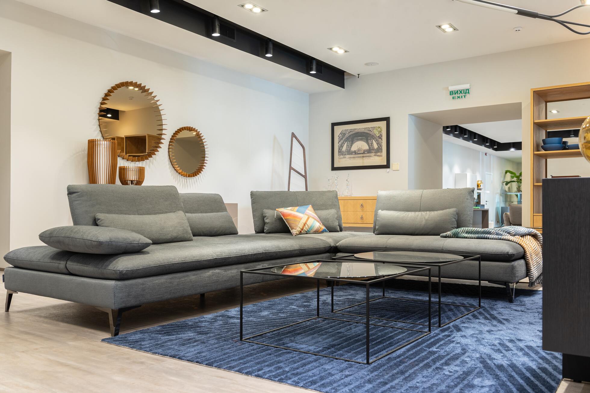Los sofás con patas altas, también conocidos como sofás elevados, son una opción de diseño de interiores que va ganando popularidad a cada día que pasa